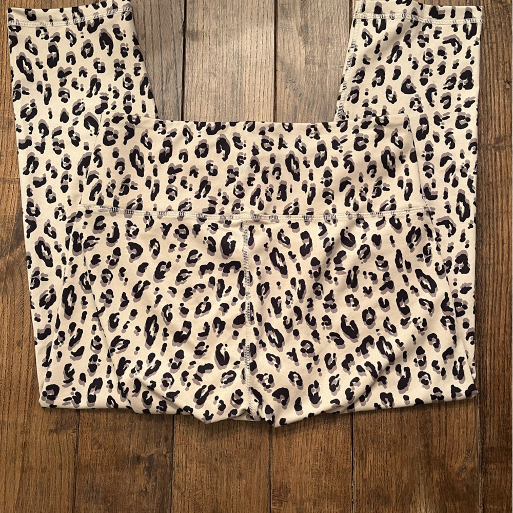 Old Navy Active Elevate Cropped Leggings Sz L Cheetah 🐆 print EUC - Picture 4 of 6